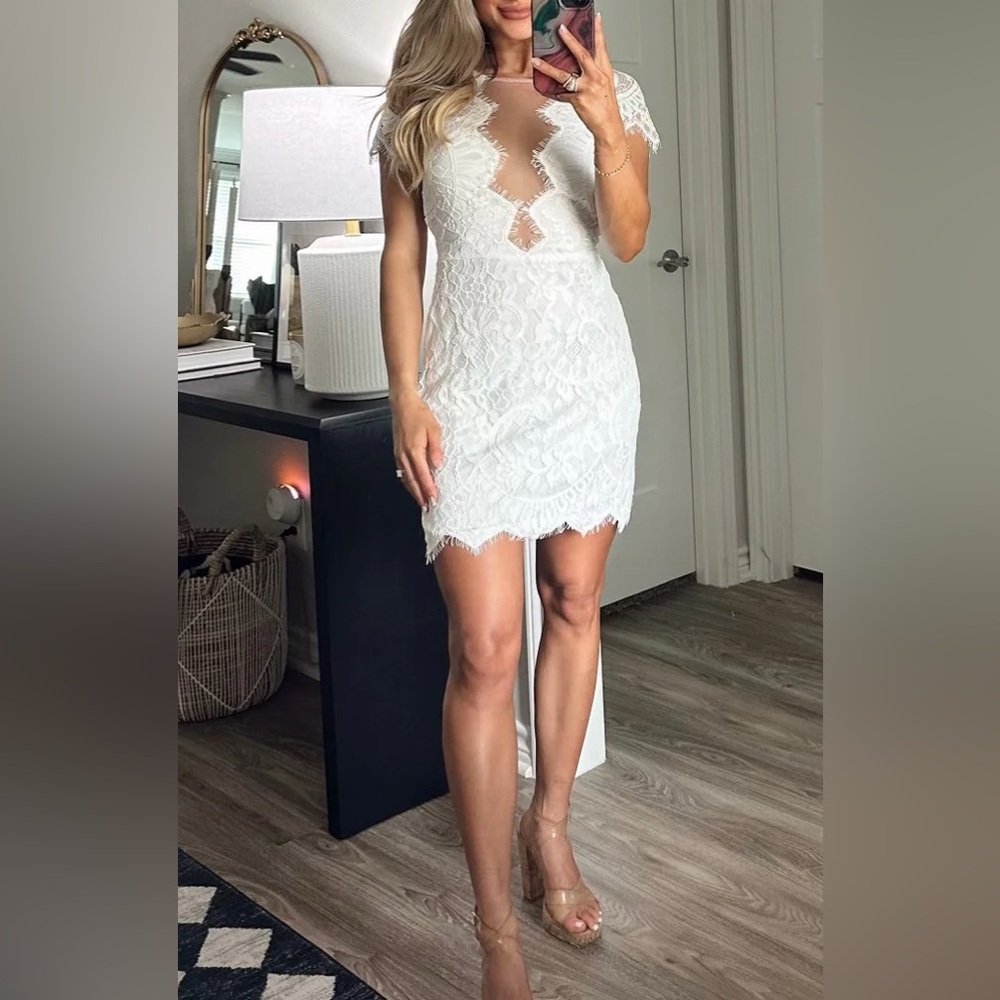 NWT lace dress. Perfect condition. Never worn